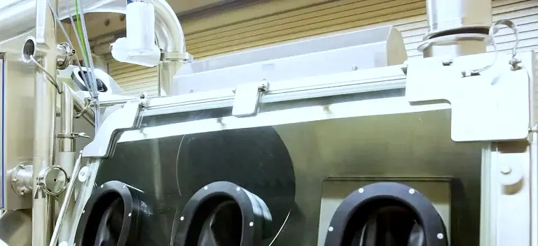 Pharma-Isolator mit Glove-Ports – Containment-Komponenten aus Edelstahl